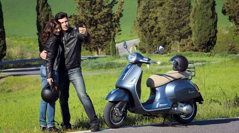 Vespa GTS mới kết nối “ngon lành” với điện thoại autodaily--Vespa-GTS-2015-(1).jpg