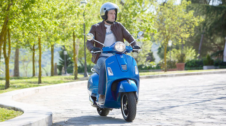 Vespa GTS mới kết nối “ngon lành” với điện thoại autodaily--Vespa-GTS-2015-(9).jpg