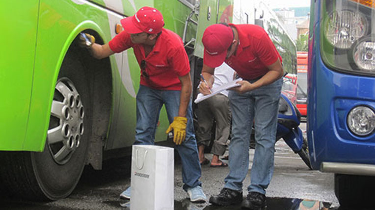 Xe hỏng lốp, gọi số cứu hộ nào? autodaily-bridgestone_cuuholop-(1).jpg