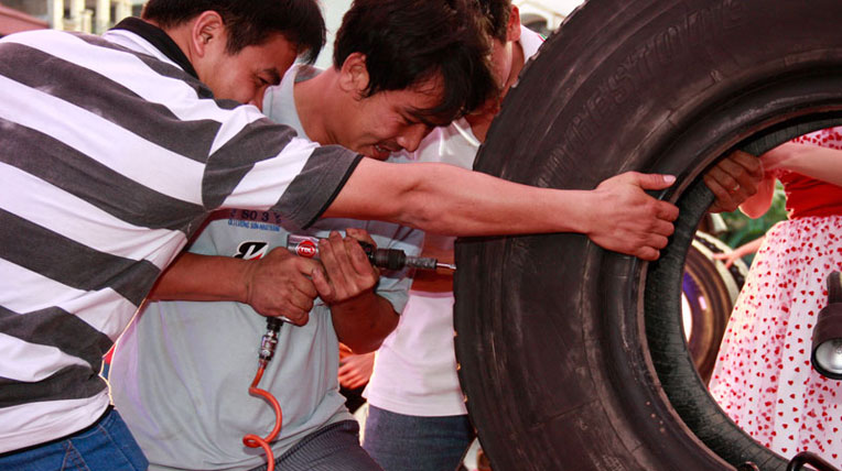 Xe hỏng lốp, gọi số cứu hộ nào? autodaily-bridgestone_cuuholop-(2).jpg