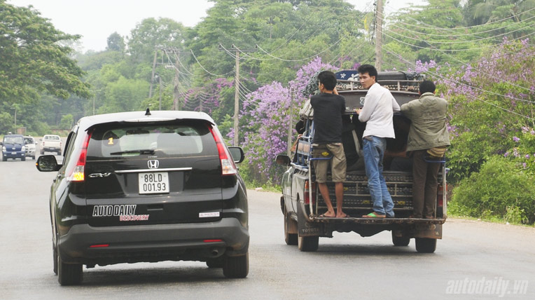 Độc đáo những chiếc xe tải chở khách ở Lào autodaily-hanhtrinh-Lao (3).jpg