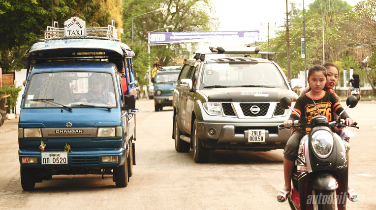 Độc đáo những chiếc xe tải chở khách ở Lào autodaily-hanhtrinh-Lao (6).jpg