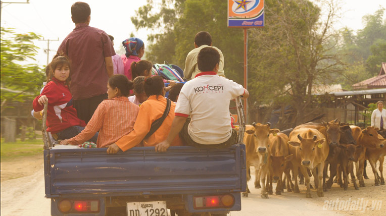 Độc đáo những chiếc xe tải chở khách ở Lào autodaily-hanhtrinh-Lao (8).jpg