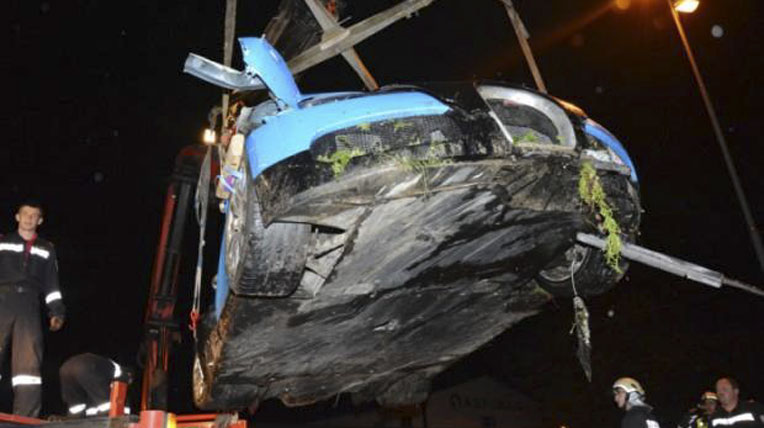 Mất lái, Bugatti Veyron bay khỏi đường cao tốc bugatti-veyron (3).jpg