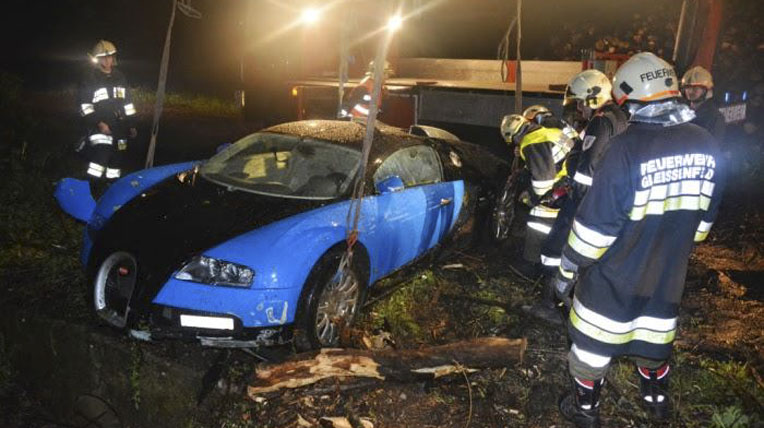 Mất lái, Bugatti Veyron bay khỏi đường cao tốc bugatti-veyron (4).jpg