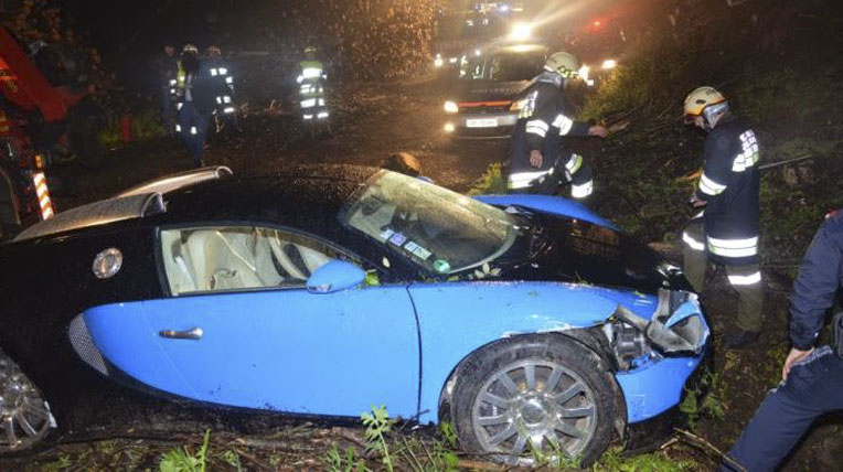 Mất lái, Bugatti Veyron bay khỏi đường cao tốc bugatti-veyron (5).jpg