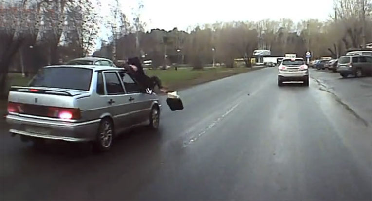 Bị ôtô hất tung lên trời, cô gái vẫn đứng dậy và đi lại car-crash-1.jpg