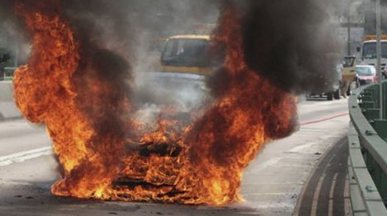 Ferrari FF cháy ngùn ngụt tại Hong Kong ferrari-ff (3).jpg