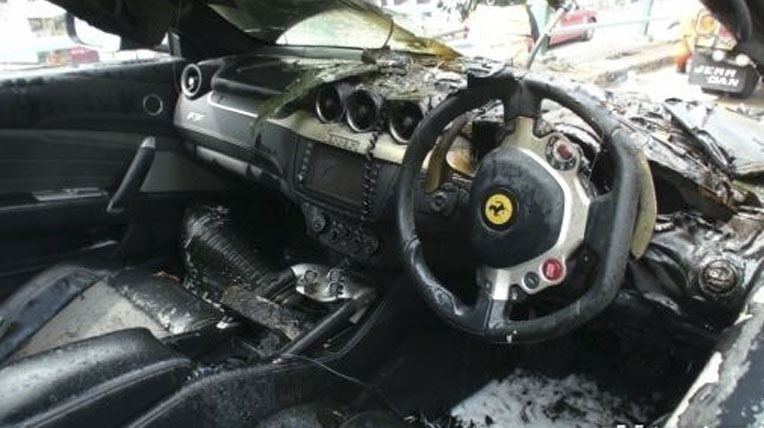 Ferrari FF cháy ngùn ngụt tại Hong Kong ferrari-ff (4).jpg