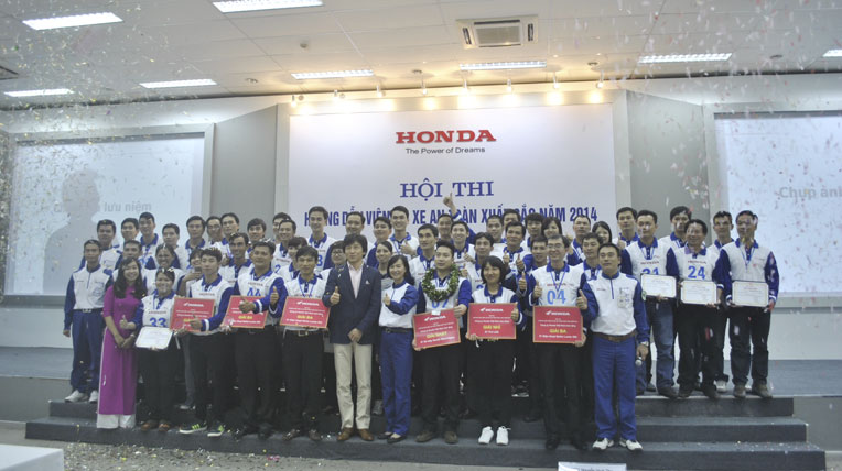 Honda VN tổ chức Hội thi “Hướng dẫn viên lái xe an toàn xuất sắc năm 2014”. lai-xe-an-toan (1).jpg