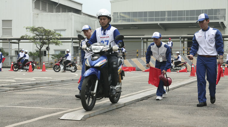 Honda VN tổ chức Hội thi “Hướng dẫn viên lái xe an toàn xuất sắc năm 2014”. lai-xe-an-toan (2).jpg