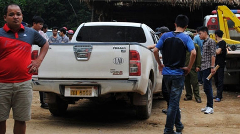 Pick-up biển Lào “phá” cổng trụ sở công an laoxe2-7458-1398485472.jpg