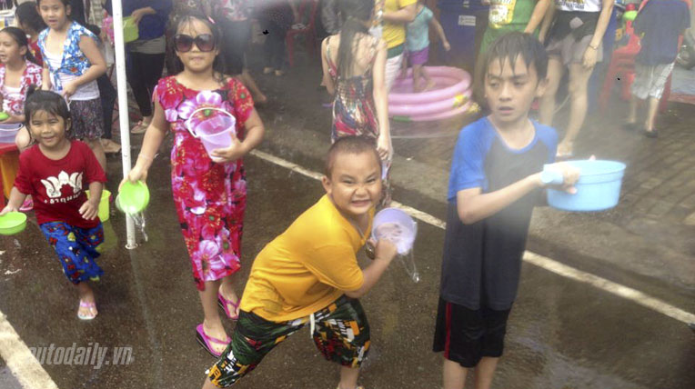 Ngày 3 hành trình Bắc Lào: “Chết mê” với tục té nước ở Lào le-hoi-te-nuoc-lao (1).jpg