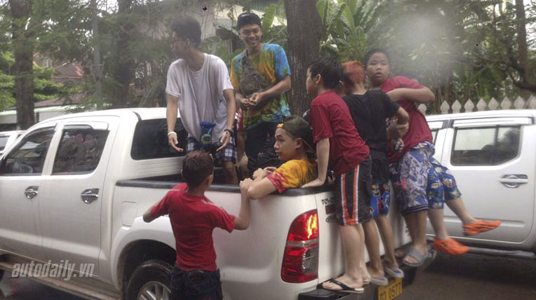 Ngày 3 hành trình Bắc Lào: “Chết mê” với tục té nước ở Lào le-hoi-te-nuoc-lao (2).jpg