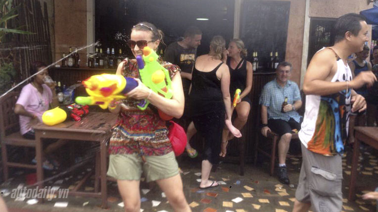 Ngày 3 hành trình Bắc Lào: “Chết mê” với tục té nước ở Lào le-hoi-te-nuoc-lao (3).jpg