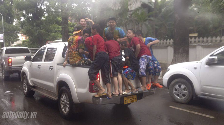 Ngày 3 hành trình Bắc Lào: “Chết mê” với tục té nước ở Lào le-hoi-te-nuoc-lao (4).jpg