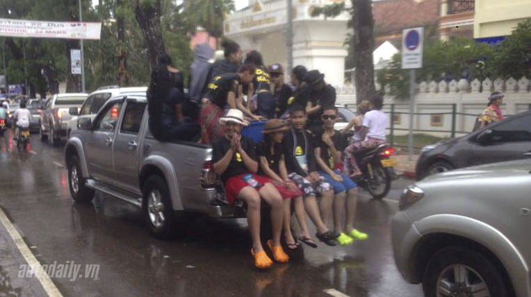 Ngày 3 hành trình Bắc Lào: “Chết mê” với tục té nước ở Lào le-hoi-te-nuoc-lao (5).jpg