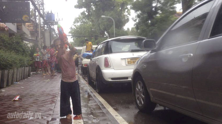 Ngày 3 hành trình Bắc Lào: “Chết mê” với tục té nước ở Lào le-hoi-te-nuoc-lao (6).jpg