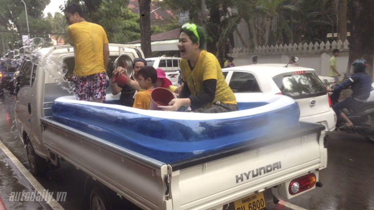 Ngày 3 hành trình Bắc Lào: “Chết mê” với tục té nước ở Lào le-hoi-te-nuoc-lao (7).jpg