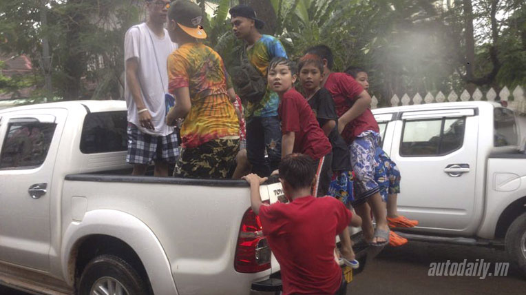 Ngày 3 hành trình Bắc Lào: “Chết mê” với tục té nước ở Lào le-hoi-te-nuoc-lao (8).jpg