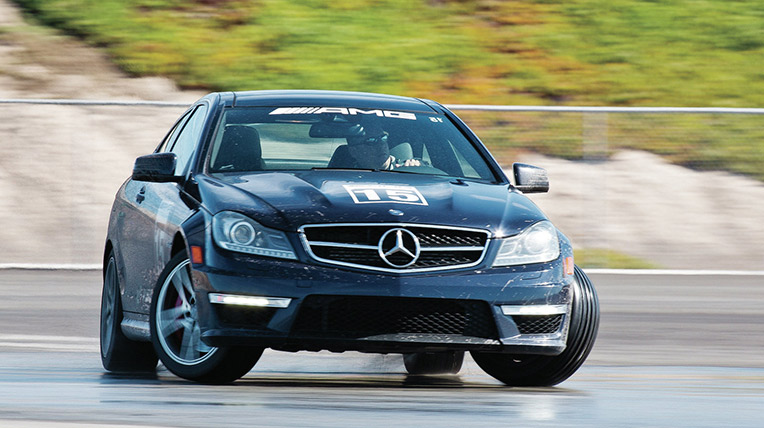 mercedes-benz-amg-driving-academy-laguna-seca-c63-amg.jpg Hệ thống an toàn cho ôtô được xây dựng như thế nào? mercedes-benz-amg-driving-academy-laguna-seca-c63-amg.jpg