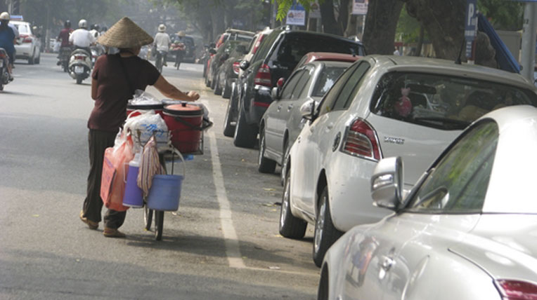 Thị trường ô tô “vẫn méo mó như xưa” o-to-viet.jpg