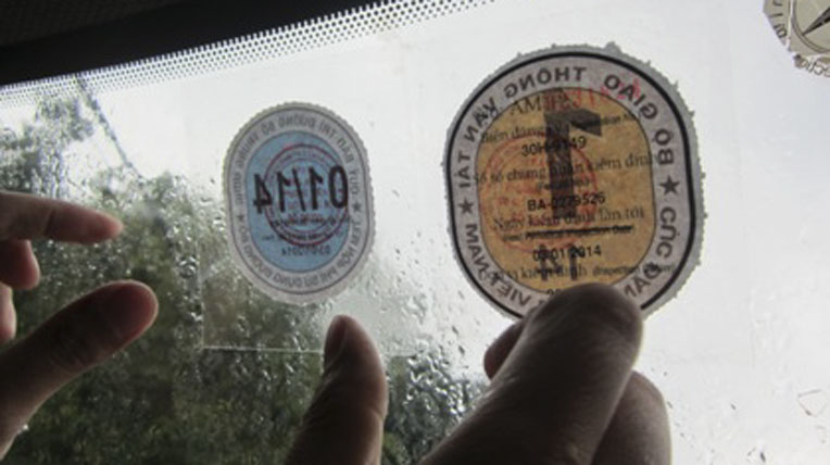 Ôtô bị dán thêm tem: Chủ xe than lãng phí tem-nang-luong (2).jpg