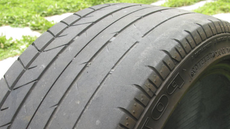 Lốp xe mòn – nguy hiểm rình rập tire_worn_2.jpg
