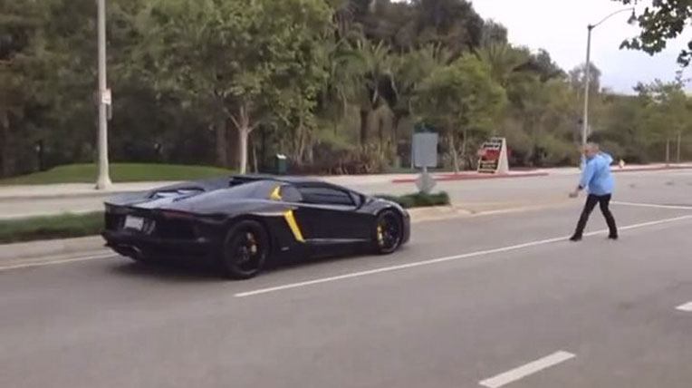 Siêu xe Aventador gần chục tỷ bị ném đá không thương tiếc Guy-throws-rock-at-Lamborghini-Aventador-1.jpg