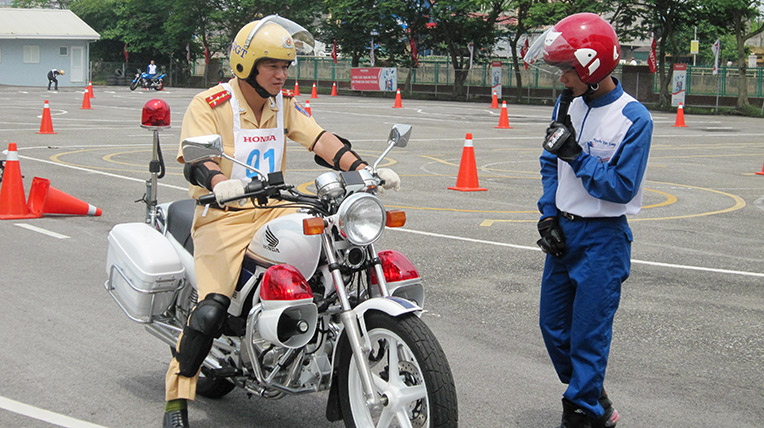 Autodaily nóng trong tuần (12/05 – 18/05) HDV-điều-chỉnh-tư-thế-lái-xe-chuẩn-cho-chiến-sỹ.jpg