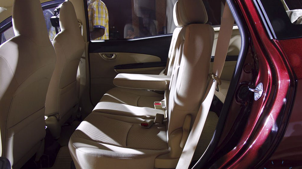 “Giật mình” với xe gia đình vừa rẻ, vừa tiết kiệm của Honda Honda-Mobilio-Legroom.jpg