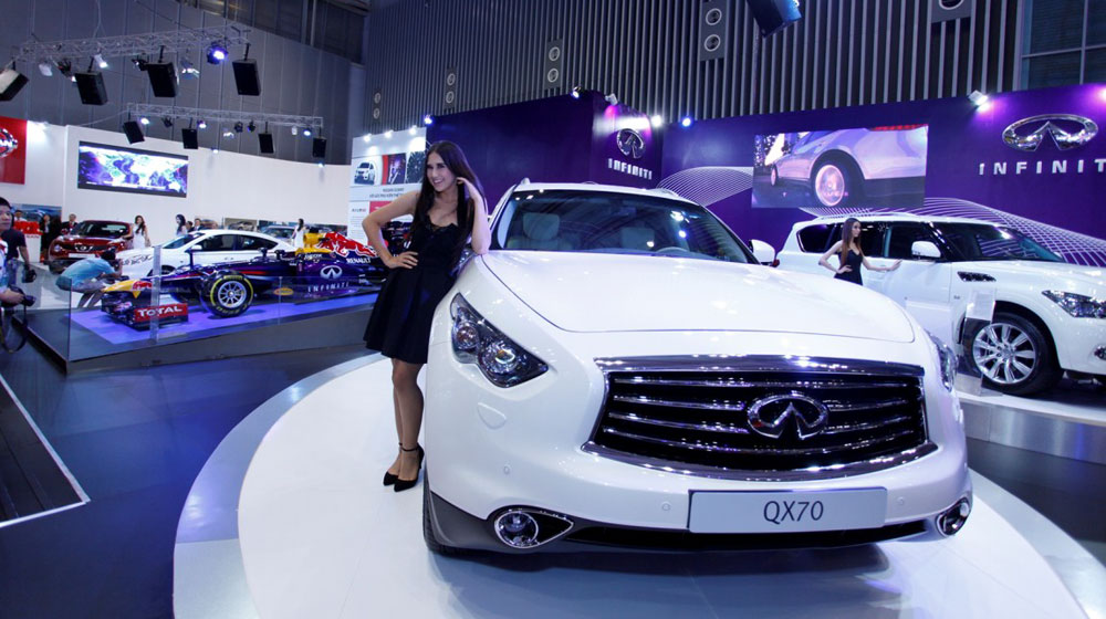 Kêu gào khó khăn, ôtô 7 tỷ cháy hàng Infiniti.jpg