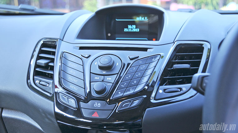 Xe hatchback hạng nhỏ: Ford Fiesta hay Toyota Yaris New_Ford_Fiesta_2013_noithat-5.jpg