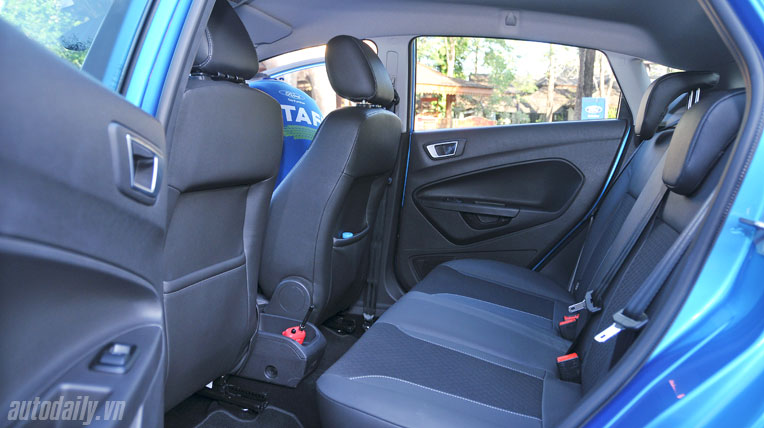 Xe hatchback hạng nhỏ: Ford Fiesta hay Toyota Yaris New_Ford_Fiesta_2013_noithat-6.jpg