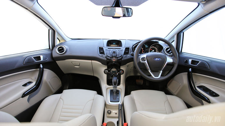 Xe hatchback hạng nhỏ: Ford Fiesta hay Toyota Yaris New_Ford_Fiesta_2013_noithat-8.jpg