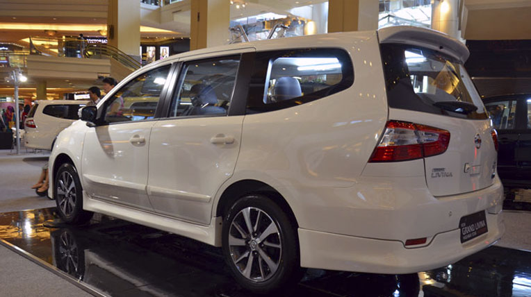 Nissan Grand Livina mới ra mắt, giá rẻ “giật mình” Livina_HWS_Autech_018.jpg