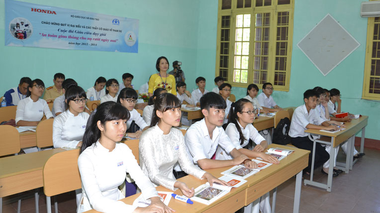 Honda tổ chức Hội thi  “An toàn giao thông cho nụ cười ngày mai” Ph-n-thi-giáo-viên-d-y-gi-i-di-n-ra-nghiêm-túc,-h-i-h-p.jpg