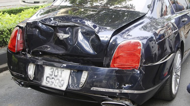 Xe sang 10 tỷ bị tông 'bầm dập' khi dừng đèn đỏ ở Sài Gòn Sieuxe10ty124_copy.jpg