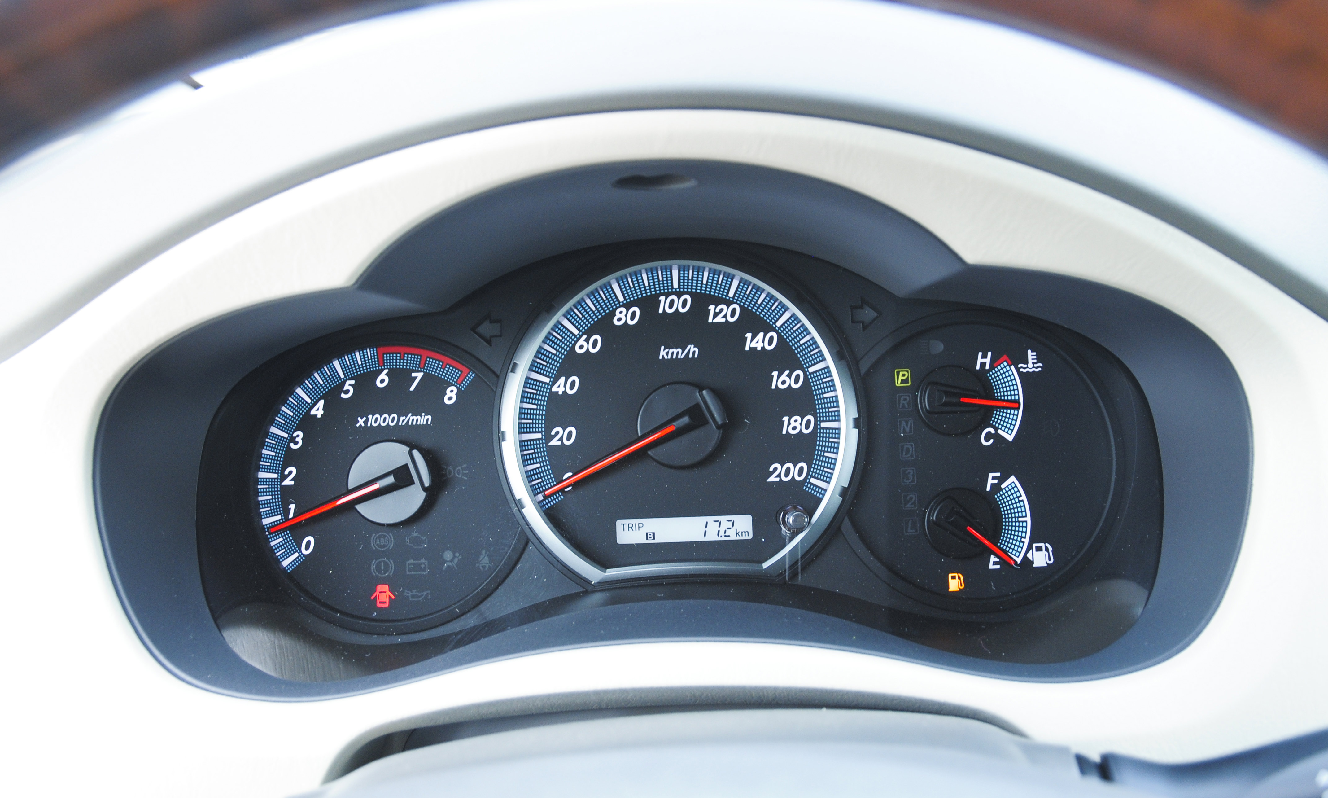 “Kỷ lục gia” Toyota Innova Toyota-Innova-2014-(29).jpg