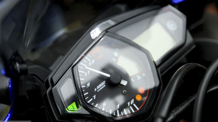 Chính thức ra mắt, Yamaha R25 có giá 4.650 USD YamahaR25-22.jpg