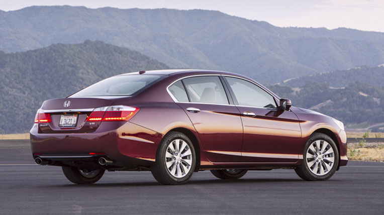 Những mẫu sedan hạng trung thích hợp với phong cách gia đình accord-family_653.jpg