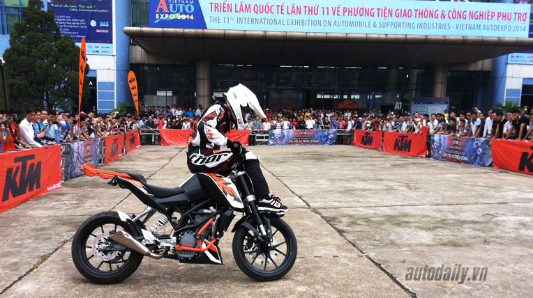 Hồi hộp xem màn 