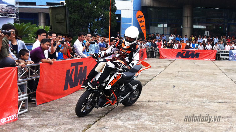 Hồi hộp xem màn 