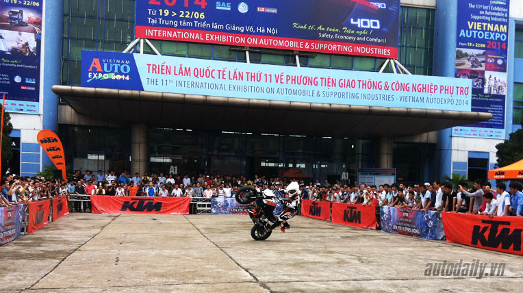 Hồi hộp xem màn 