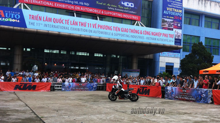 Hồi hộp xem màn 