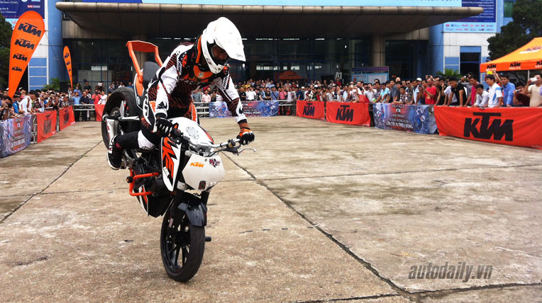 Hồi hộp xem màn 