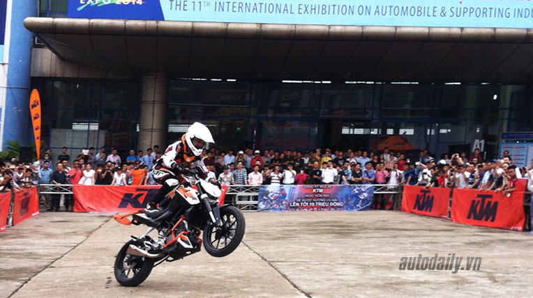 Hồi hộp xem màn 