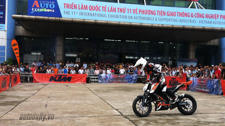 Hồi hộp xem màn 