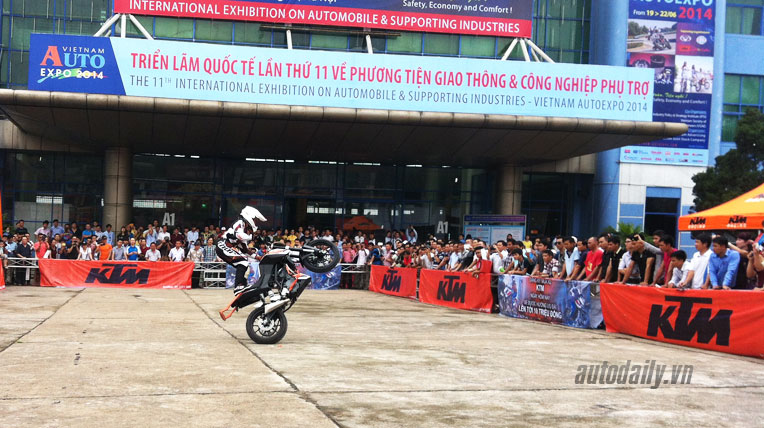 Hồi hộp xem màn 