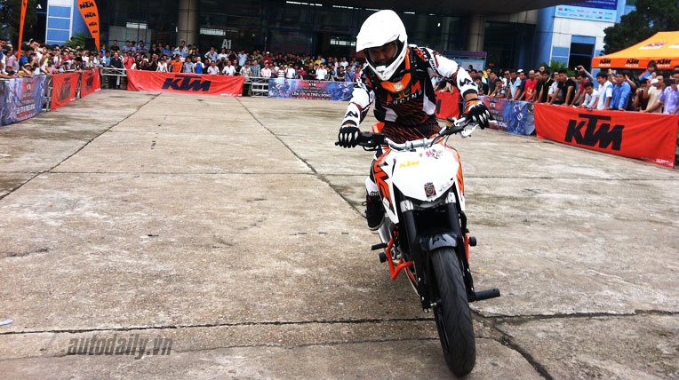 Hồi hộp xem màn 